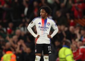 官方：里昂边锋马利克-福法纳右脚踝严重扭伤，将伤缺数个月