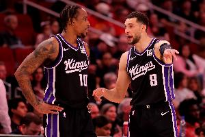 A-史密斯批国王：湖人无东詹你们有德罗赞拉文 却被里夫斯打爆？