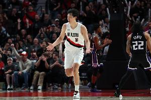 攻防不利！防守再次被艾顿命中中投 杨瀚森垂头有点沮丧