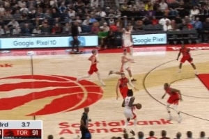 还是你！伊森三节结束再中超远准压哨三分！首节命中过压哨三分