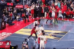 稳准狠！卡马拉身后下手按住约基奇球&双方争球