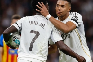 姆巴佩让点，维尼修斯社媒晒两人合照，配文：对你来说很简单❤️