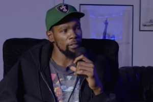 女主持：男人60岁还能生小孩 KD：罗伯特-德尼罗80岁还生了