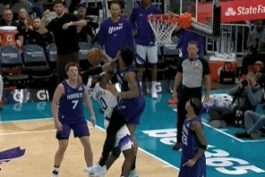 那是脑袋不是球！小桥封盖直接打到亨德里克斯头部 追加一级恶犯