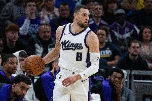 今天表现一般！拉文11中4&三分5中1拿到15分5板4助 最后6犯毕业