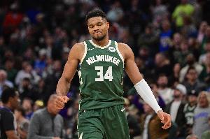 苦苦支撑！字母哥半场12投7中得15分6板2助1盖帽 球队落后19分