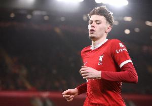 布拉德利：小时候放学回家我们就直接去踢球，我会试着模仿杰拉德