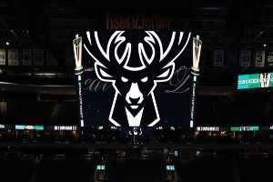 强烈的压迫感！雄鹿官方晒出了明天NBA杯比赛的球场涂装！