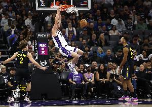 只管进攻！尤班克斯11中8拿到16分但仅1板 正负值-21