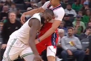 美记：建议布朗别用发际线粉&安心剃光头算了 与人与己都方便