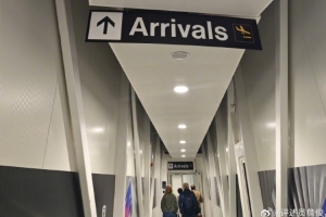 詹俊担任曼城vs利物浦现场解说，社媒晒照：兵临城下……