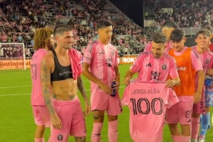 阿尔巴达成迈阿密国际百场里程碑，获赠纪念球衣+全队合影庆祝