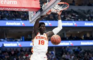 多名主力缺战？盖耶&克雷伊奇首节合计8中6轰20分 助老鹰领先湖人