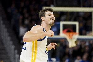 仙人指路！波斯特高位送击地妙传撕开防线 希尔德接球轻松上进