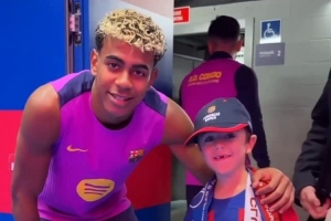 温馨一幕！阿劳霍带着患病小球迷见亚马尔