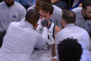 小瓦格纳争抢篮板被卡马拉肘到鼻子 血流不止下场接受治疗