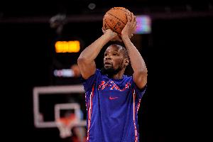 杜兰特大幅度双变向晃飞小卡特！三分干拔命中追平比分！