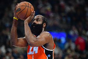 奋力反击！哈登标志性后撤步三分射进 快船追到仅差5分